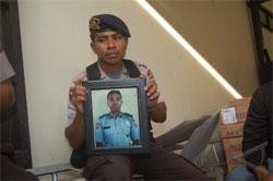 Seorang anggota Brimopda Papua di Jayapura, membawa foto Briptu Sahrul Mahulau (28) dari Kompi 3 Dewa Satbrimobda yang menjadi korban penembakan oleh kelompok separatis bersenjata di Kota Lama Mulia, Puncak Jaya , Senin (15/2). (ANTARA/Anang Budiono)